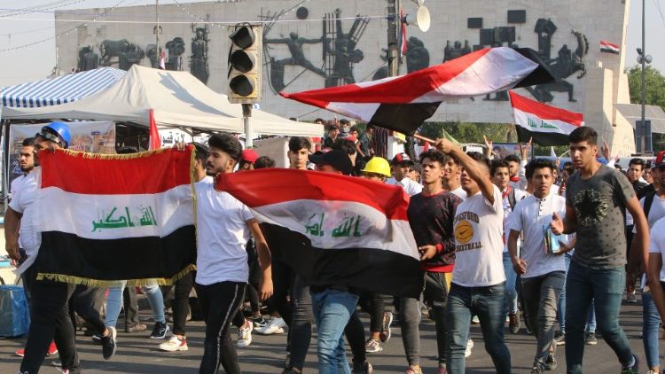 Junge Demonstrierende am Tahrir-Platz in Baghdad, Irak