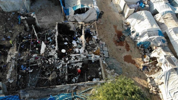 Il campo profughi colpito da un bombardamento