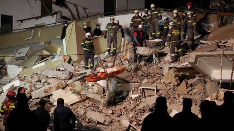 Le squadre di soccorso scavano tra le macerie a Durazzo