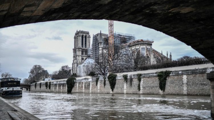 Francja wspomina wielkie kobiety: Joannę d’Arc i Genowefę