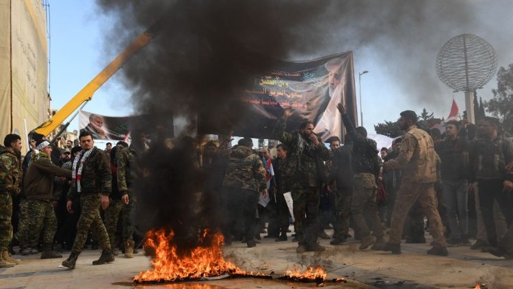 Soldaten protestieren am 7. Januar im syrischen Aleppo gegen die Tötung Soleimanis