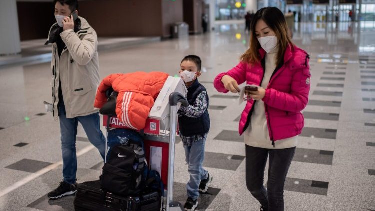 Aeroportos internacionais, estações ferroviárias e de ônibus já estão adotando medidas de controle