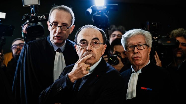 Le cardinal Barbarin, entouré de ses avocats, lors de son procès en première instance en janvier 2019.