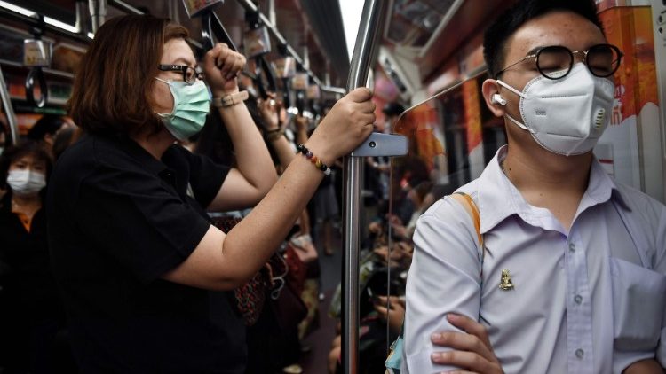 Des passagers dans un train de Bangkok, le 2 février. 