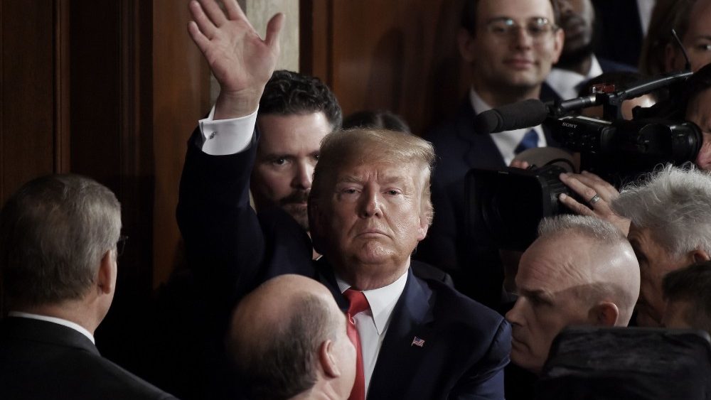 Il presidente Usa Donald Trump dopo la lettura del discorso sullo stato dell'Unione al Congresso