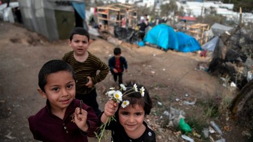 Caritas Europa pede transferência de menores desacompanhados refugiados na Grécia