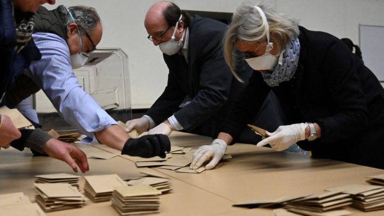 Dépouillement du premier tour des élections municipales, à Strasbourg, le dimanche 15 mars. 