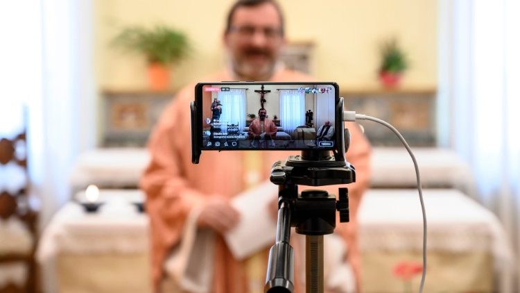 Padre Giovanni Banchi transmitiu a Missa Dominical do Oratório São João Bosco em Cuneo, noroeste da itália