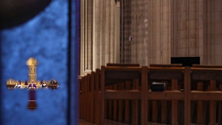 Neste momento, é clara e urgente a necessidade da oração, de uma relação confiante e filial com Deus Pai, de entrega a Cristo Senhor, de invocação do Espírito Santo, que nos sustenta com o seu sopro de vida. 