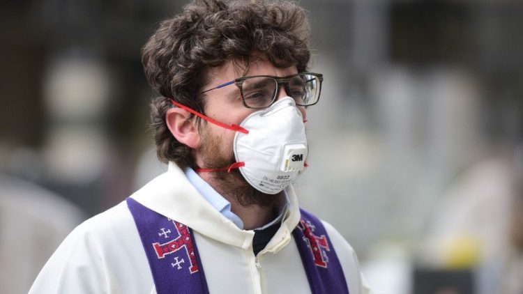 A intenção É confiar à misericórdia do Pai todos os defuntos dessa pandemia E expressar a proximidade da Igreja a todos que hoje se encontram desconsolados e tristes. 