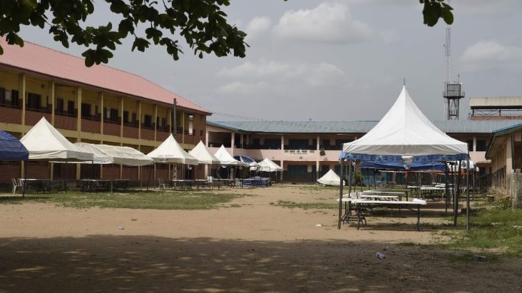 Ludzkie środki nie wystarczą, trzeba uklęknąć przed Bogiem