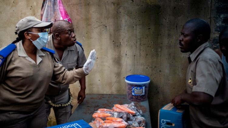Sudafrica: controlli della polizia per il coronavirus