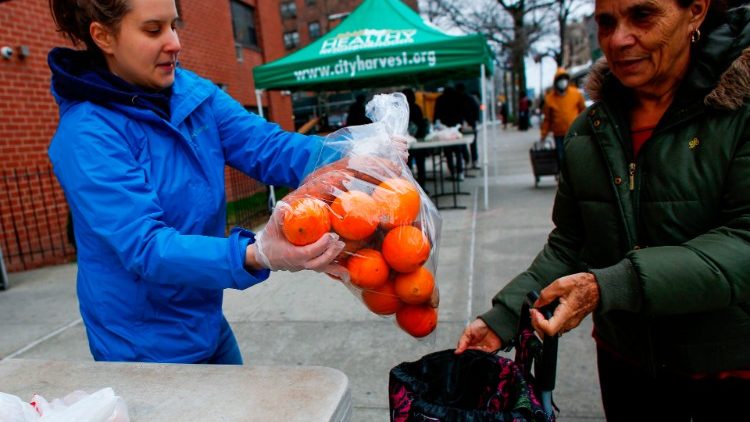 Distribution de nourriture à New York, le 28 mars 2020.