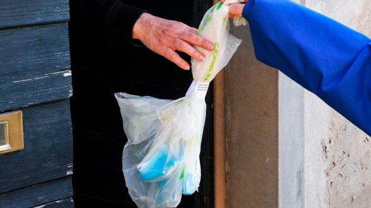 A ajuda se destina a famílias em situações de pobreza ou necessidade, entidades e associações que trabalham para a superação da emergência provocada pela pandemia, além de entidades eclesiásticas em situações de dificuldade.