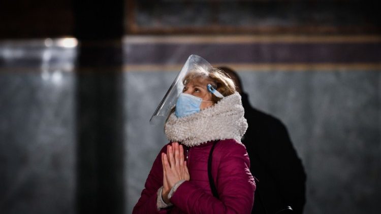 Teilnehmerin an der Palmsonntags-Liturgie in der orthodoxen Kathedrale von Sofia, April 2020