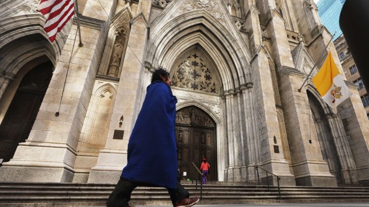 Papst Franziskus hat den Erzbischof von New York, Kardinal Timothy Dolan, angerufen, um ihm und der Bevölkerung in der Corona-Krise Mut zu machen. Im Bild die Kathedrale von New York.