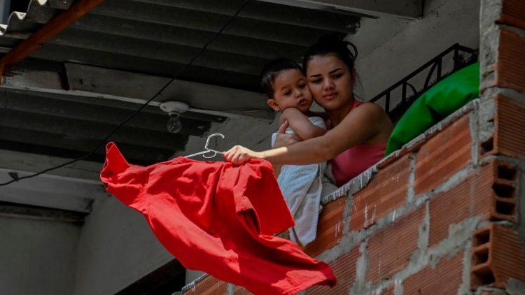 Un chiffon rouge aux fenêtres comme un signal de détresse alimentaire. Ici à Comuna 13 dans la ville de Medellin.