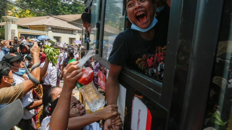 Angehörige warten vor den Gefängnissen auf die Freilassung der begnadigten Häftlinge