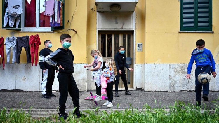 Crianças do bairro São Basílio, na periferia de Roma, conhecido na Europa pelo tráfico de drogas