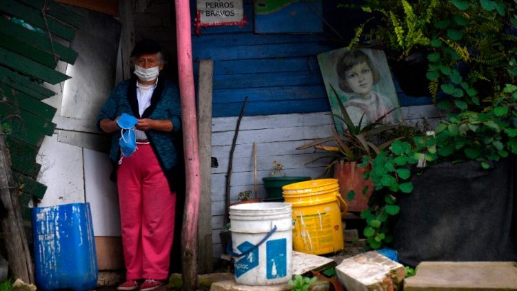 Una persona attende il pacco viveri a Bogotà (Raul Arboleda / Afp)