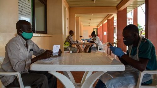 Uganda, la Chiesa dona 10 tonnellate di cibo alla “Task force Covid-19” 