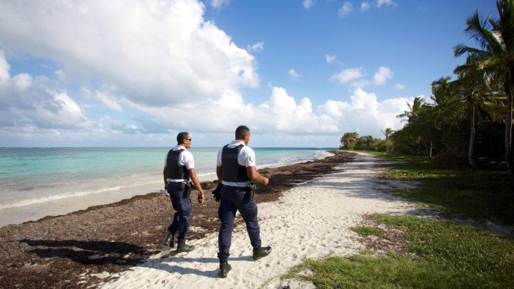 Patrouille de police sur une plage de Guadeloupe