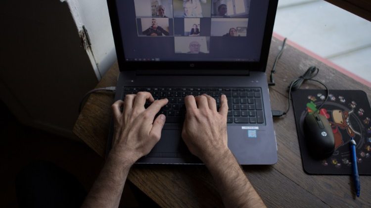 Telepraca, zyski i zagrożenia