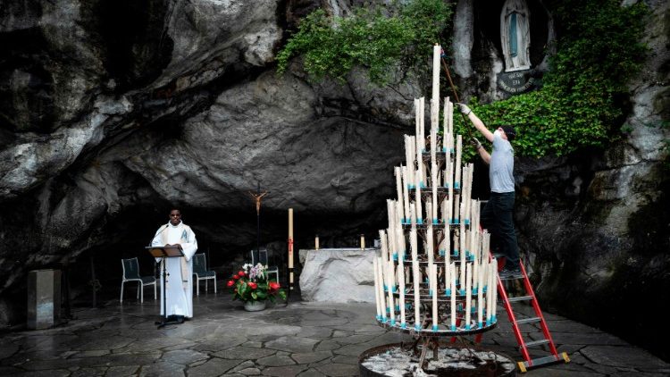 Un chapelain de Lourdes célèbre une messe dans la Grotte, le 16 mai 2020. 