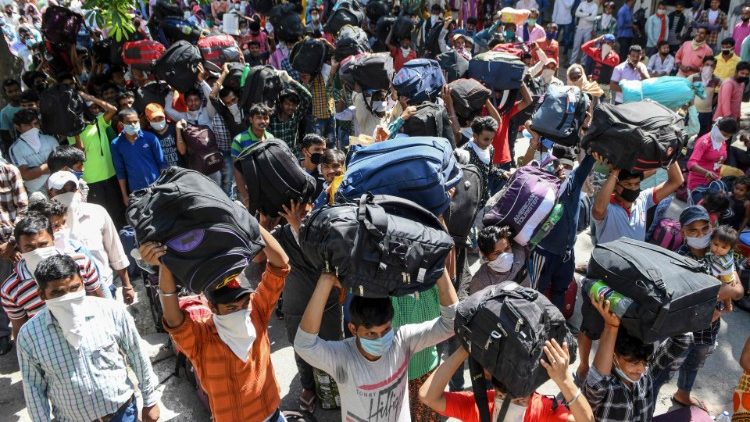 बिहार के प्रवासी मज़दूर रेलवे स्टेशन की ओर, तस्वीर- 17.05.2020