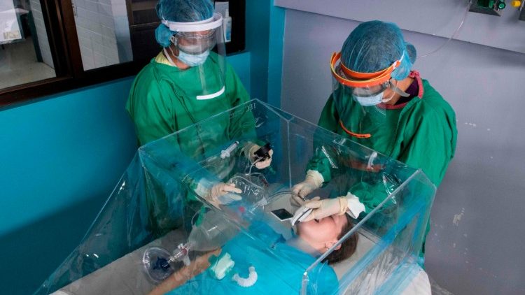 Profissionais de saúde demonstram como cuidar de um paciente com coronavírus