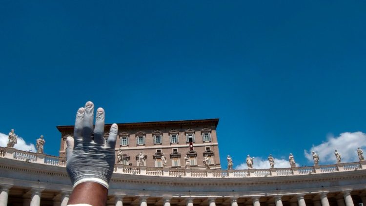 Fiel na Praça São Pedro abana para o Papa Francisco no Angelus em 31 de maio