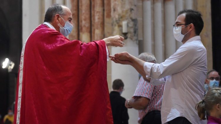 Messe de Pentecôte à la cathédrale de Chartres (France), le 31 mai 2020