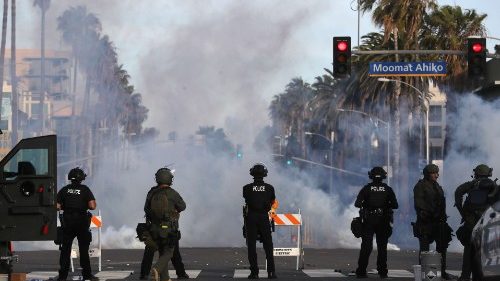 L'archevêque de Los Angeles met en garde contre la violence autodestructrice