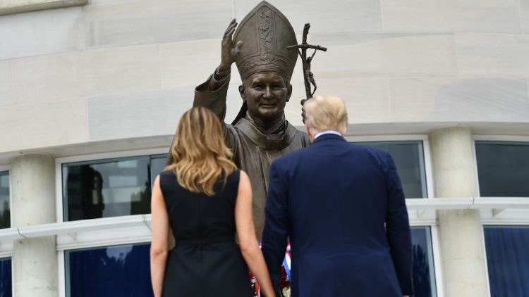 US-Präsident Trump und seine Frau vor einer Statue von Johannes Paul II.