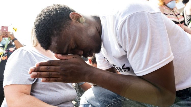 De nombreuses personnes se recueillenet en prière devant le mémorial dédié à George Floyd à Minneapolis.