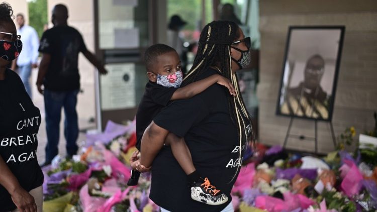 Ultimo saluto a George Floyd nella chiesa Fountain of Praise Church di Houston