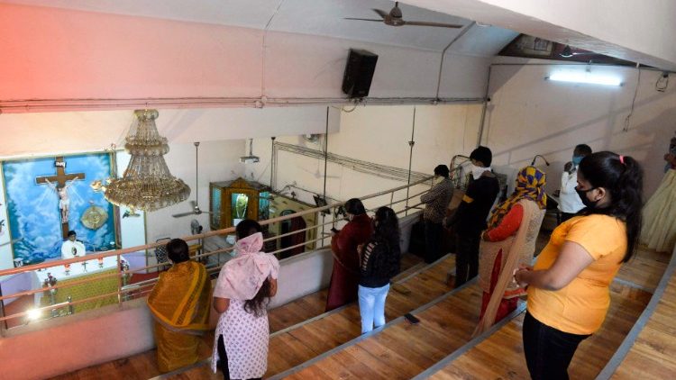 गिरजाघर में प्रार्थना करते लोग