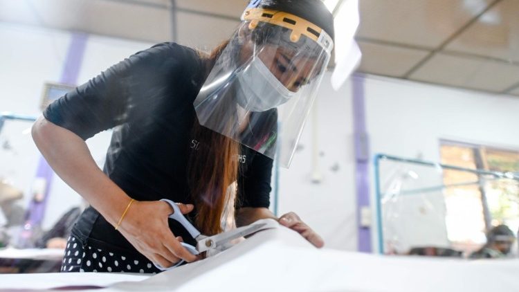 Une Birmane travaille dans un atelier de couture à Rangoun, le 9 juin 2020