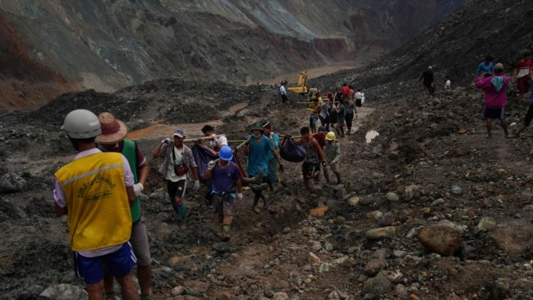Birma: Kościół włącza się w pomoc ofiarom zejścia lawiny błotnej 