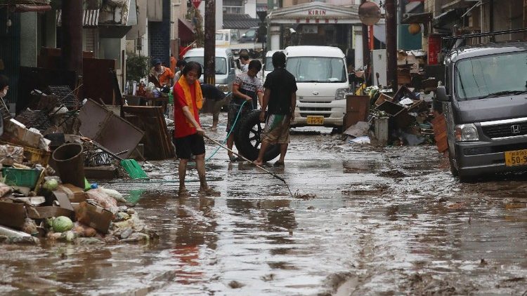 L'eau dans les rues de la ville de Hitoyoshi, dans la préfecture de Kumamoto au Japon, le 5 juillet 2020.