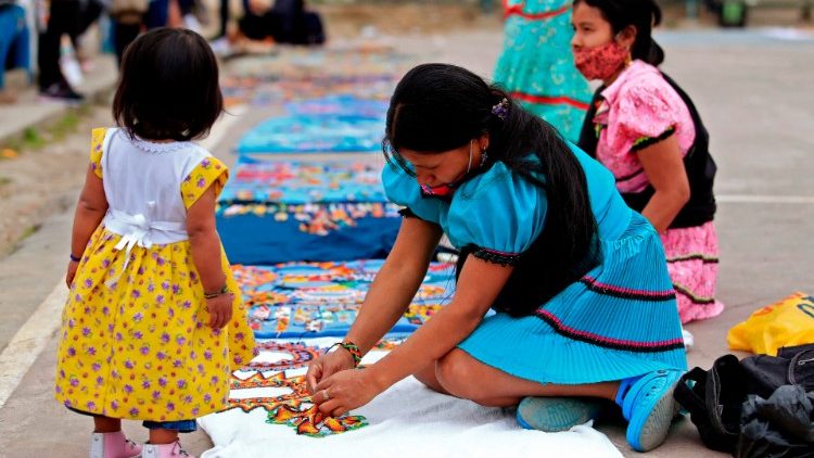 Colombia, un mercatino allestito per strada da alcune donne