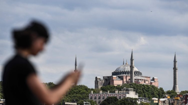 Antiga Basílica bizantina, o complexo monumental de Santa Sofia, em Istambul, na Turquia, reconvertido em mesquita