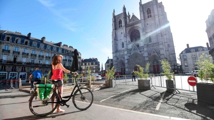 Die abgesperrte Kathedrale von Nantes nach dem Brand 