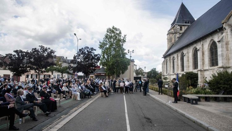 26. Juli 2020: Innenminister Gerald Darmanin erinnert vor Hamels Dorfkirche an den Ermordeten