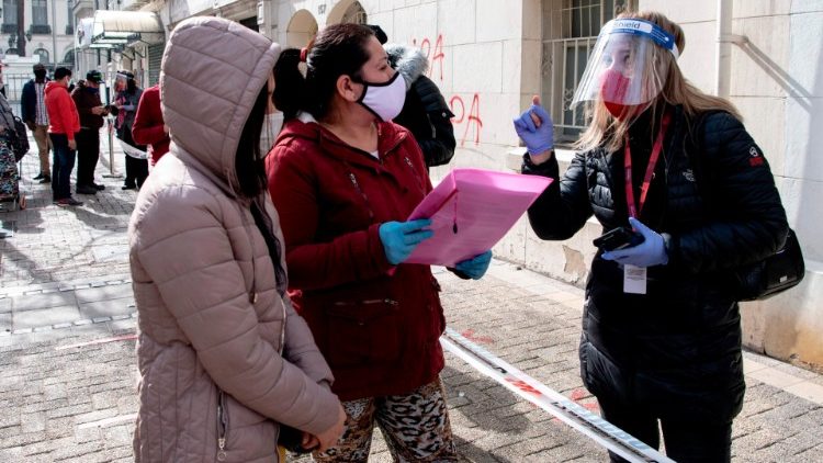 Des Chiliens font la queue pour obtenir 10% de leurs fonds de pension, le 30 juillet 2020 à Santiago.