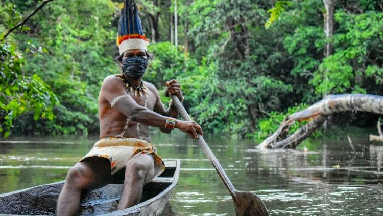 Ein Indigener in Leticia im kolumbianischen Amazonasgebiet