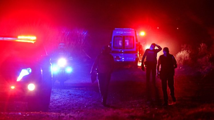 Policía colombiana asegurando el área donde fueron encontrados los jóvenes asesinados.