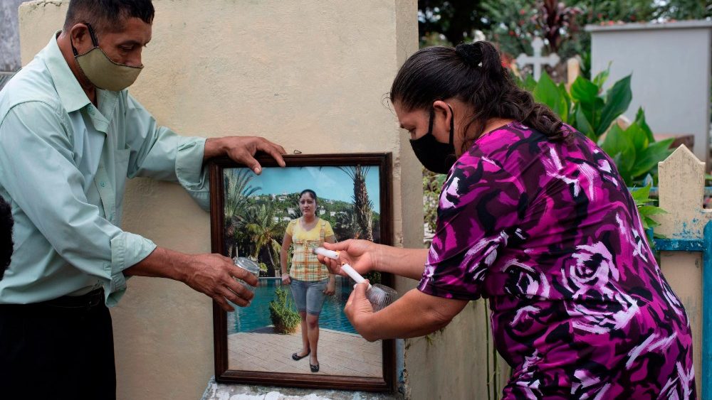 Mirna del Carmen Solorzano y su esposo Miguel Angel Medrano visitan la tumba se su hija Glenda, en Jayaque, El Salvador