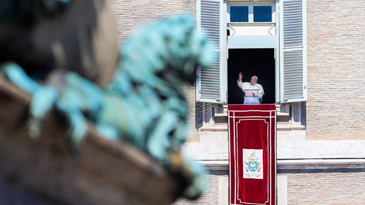 Papa na janela do apartamento pontifício