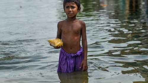 Inundações matam mais de 300 no Paquistão. A ajuda da Caritas aos milhares de desabrigados